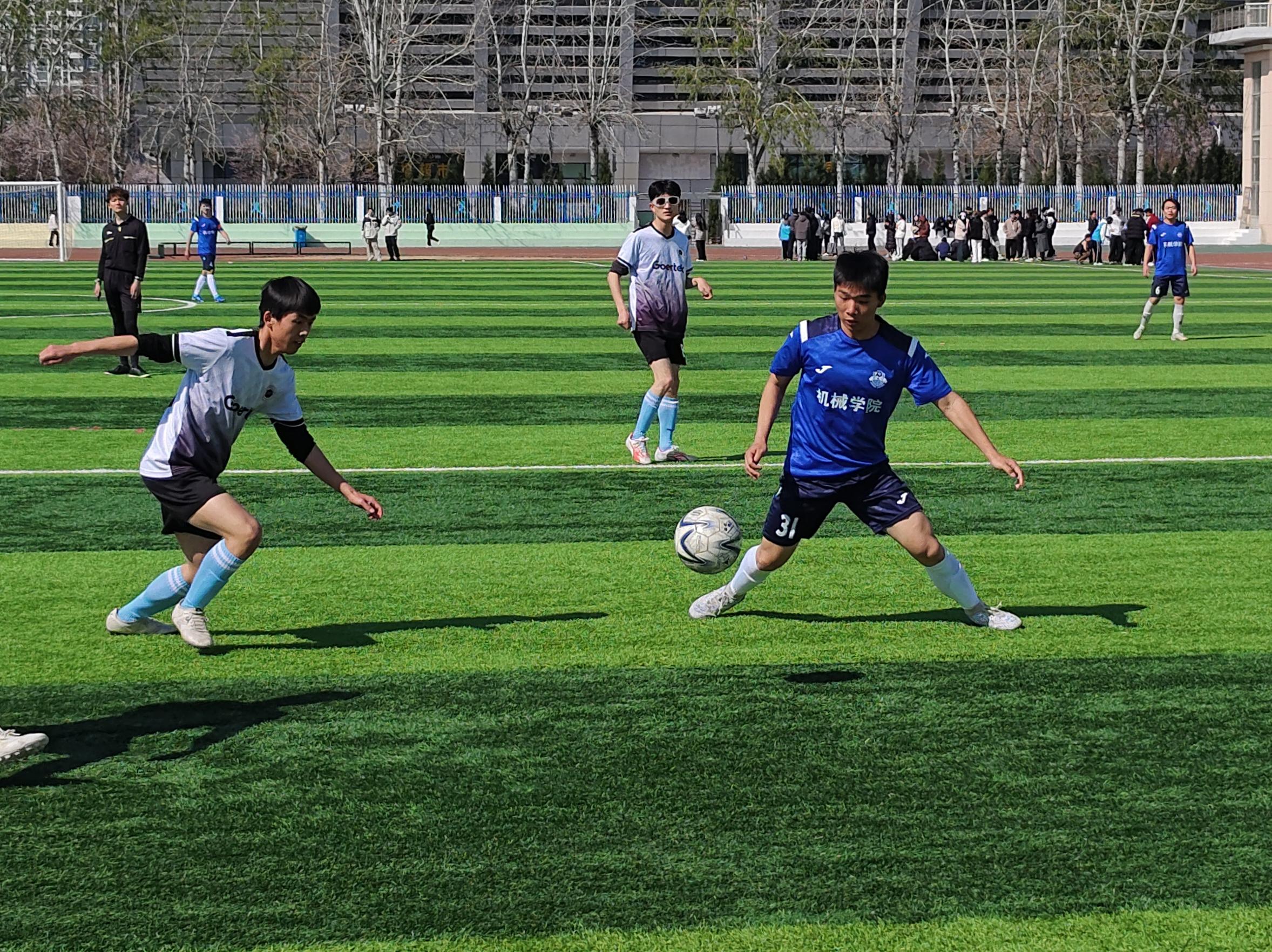 开云体育app-欢乐足球盛宴，球员齐聚赛场争夺荣耀()  第1张