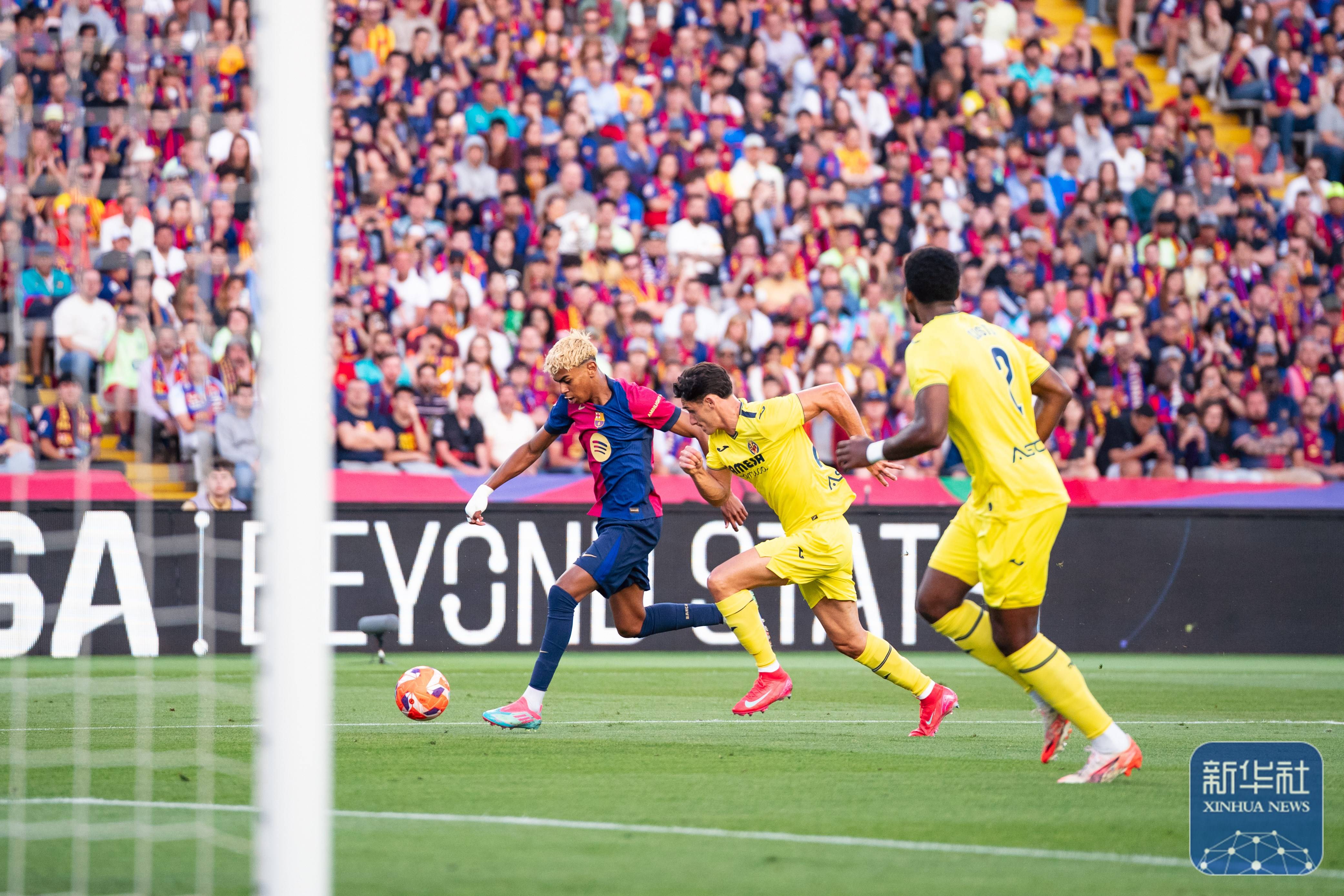 开云体育app-欢乐足球盛宴，球员齐聚赛场争夺荣耀()  第2张