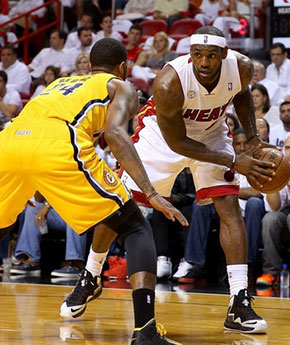 开云体育登录-东部决赛谁将晋级总决赛？球迷猜测热火之战如何()  第2张