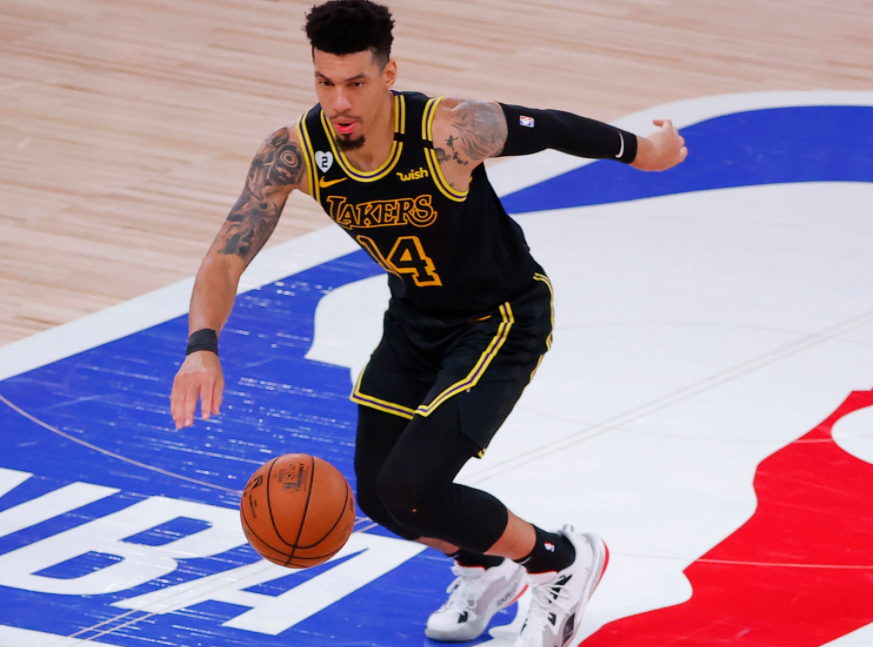 开云体育在线-巴拉克亚诺客场绝杀，取得惊险胜利(巴拉克在俱乐部和国家队的队友是谁)  第1张